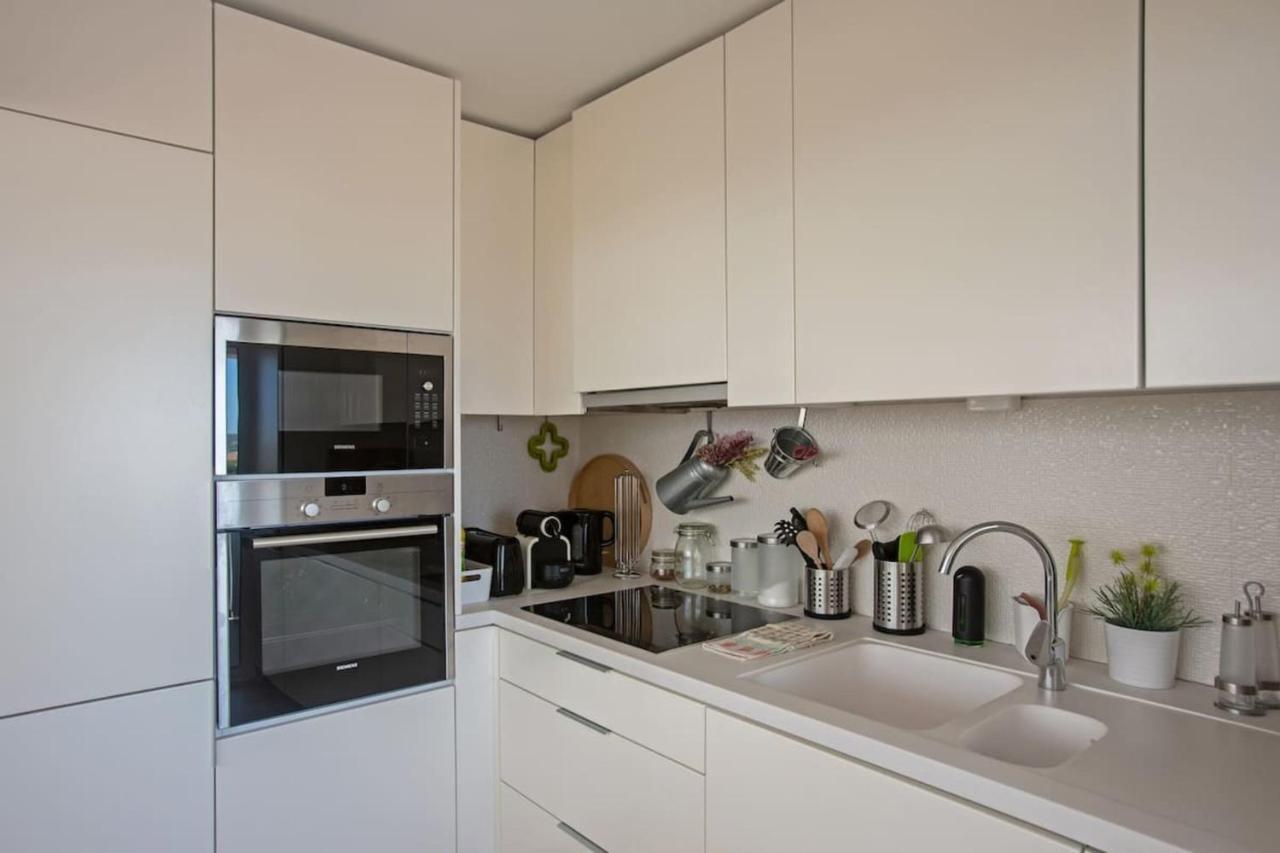 Magnificent 1 Bedroom Apartment With Views Over The Ocean Costa de Caparica Exteriör bild